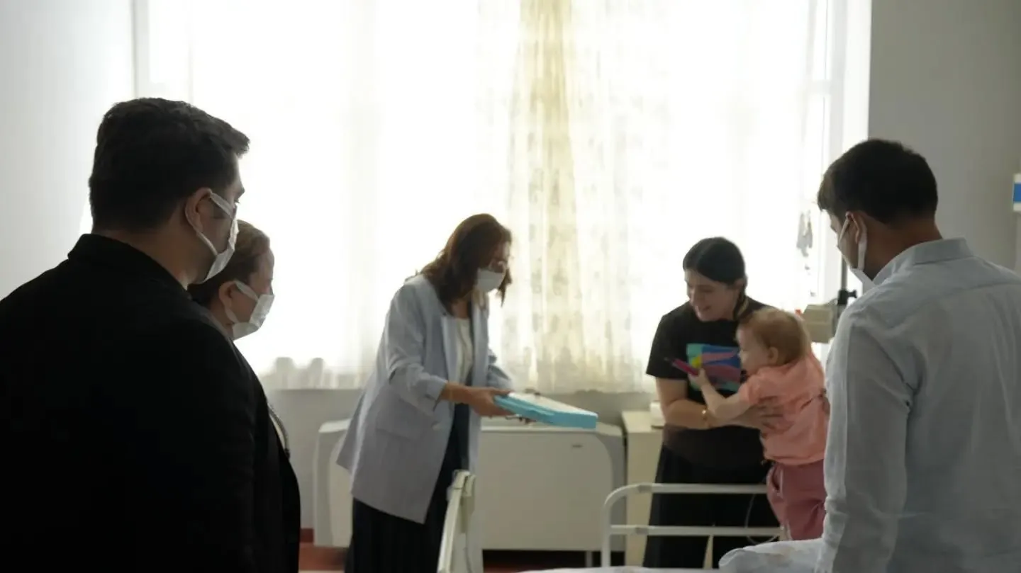 Hastane koridorlarında bayram havası: Minik hastaların yüzü hediyelerle güldü