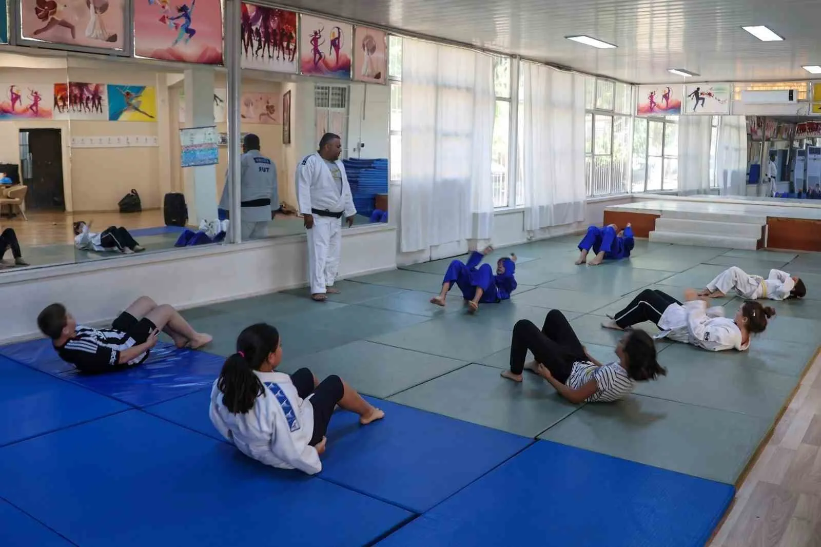 Efelerli minikler tatilde mindere iniyor: Judo ile hem spor hem disiplin