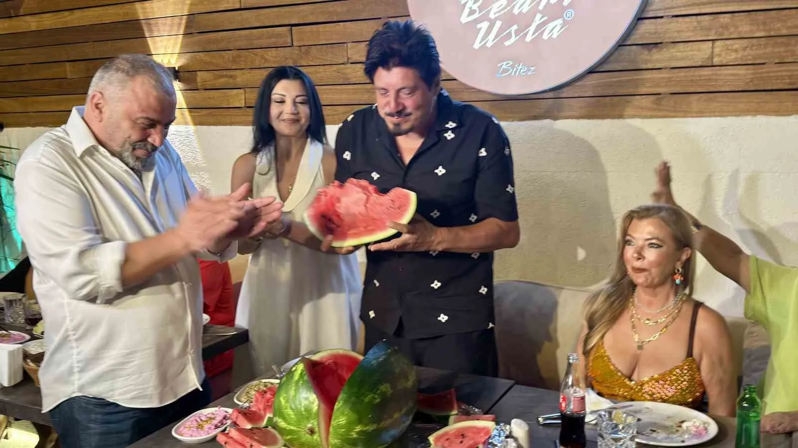 Bodrum gecelerinde karpuzlu kutlama: Sanatçı Ekin Akkaş’tan sıra dışı doğum günü
