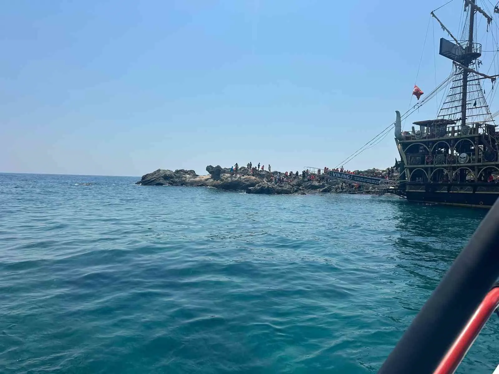 Ölüdeniz’de tur teknesi kabusu: 100 kişi tahliye edildi