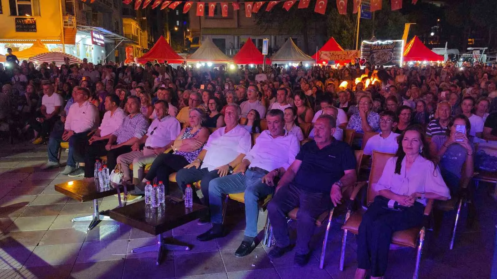 Afrodisias'ta 37. Festival Kapanışı: Zara'nın Sesi Zafer Bayramı Coşkusuyla Birleşti