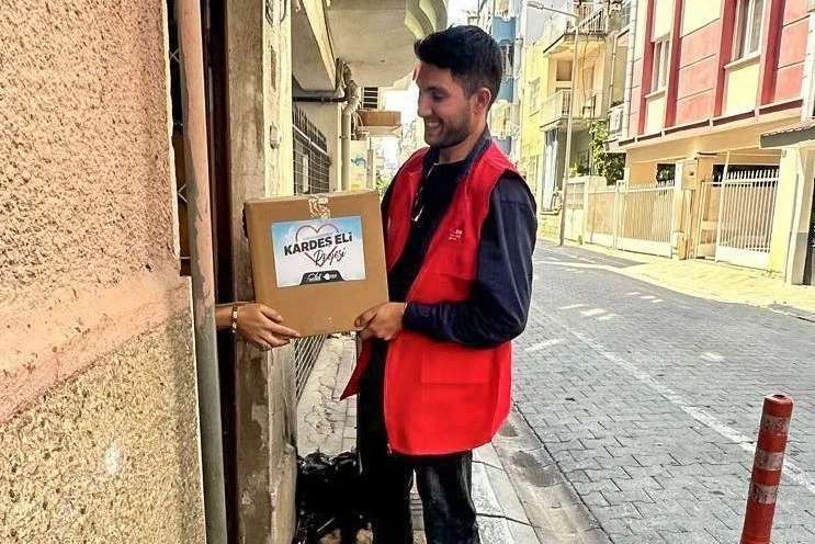 Efeler’de dayanışma seferberliği: Kardeş Eli Projesi ile mutfaklar şenleniyor