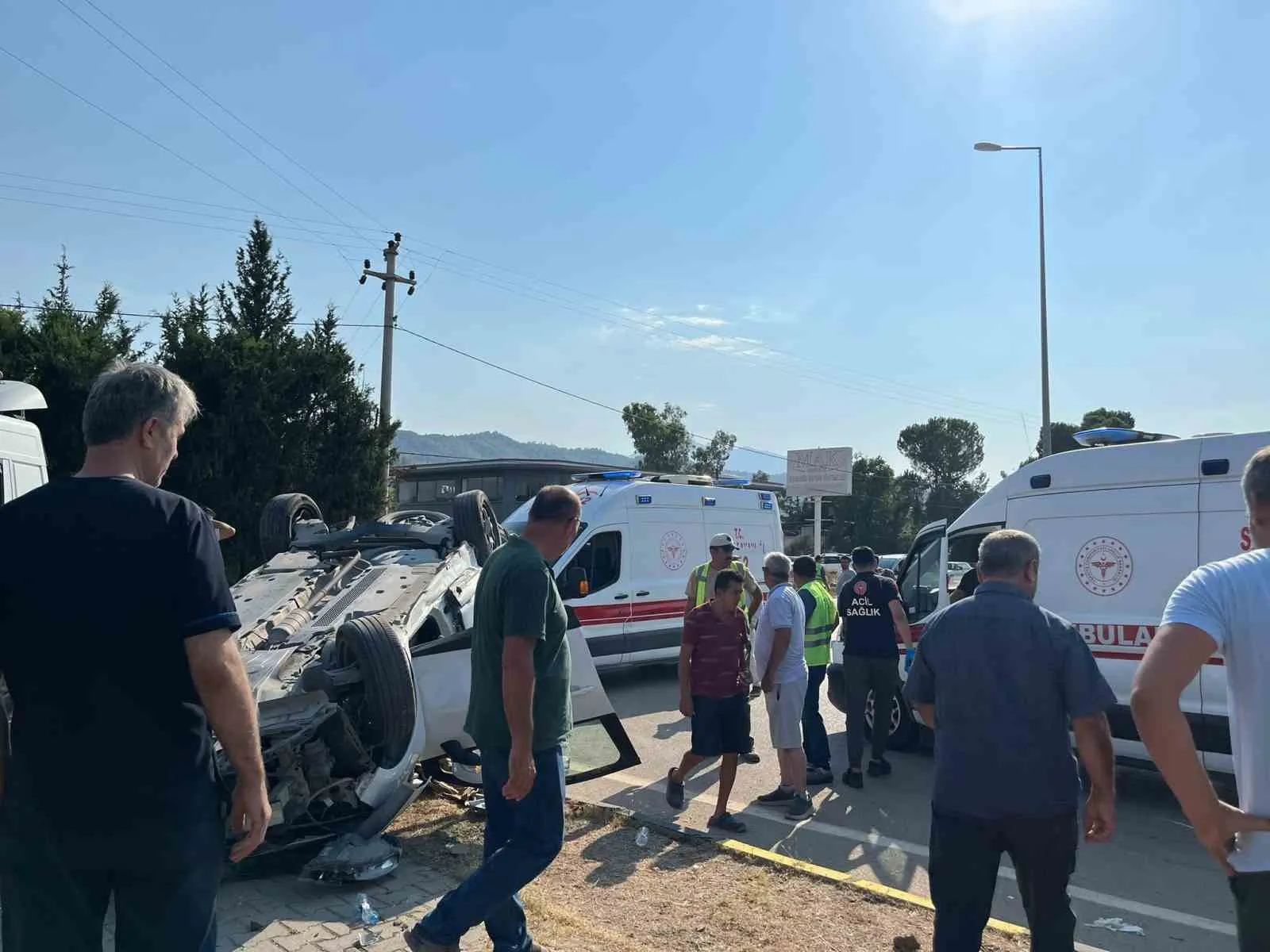 Seydikemer’de Kavşakta Feci Çarpışma: Otomobildekiler Hastanelik Oldu