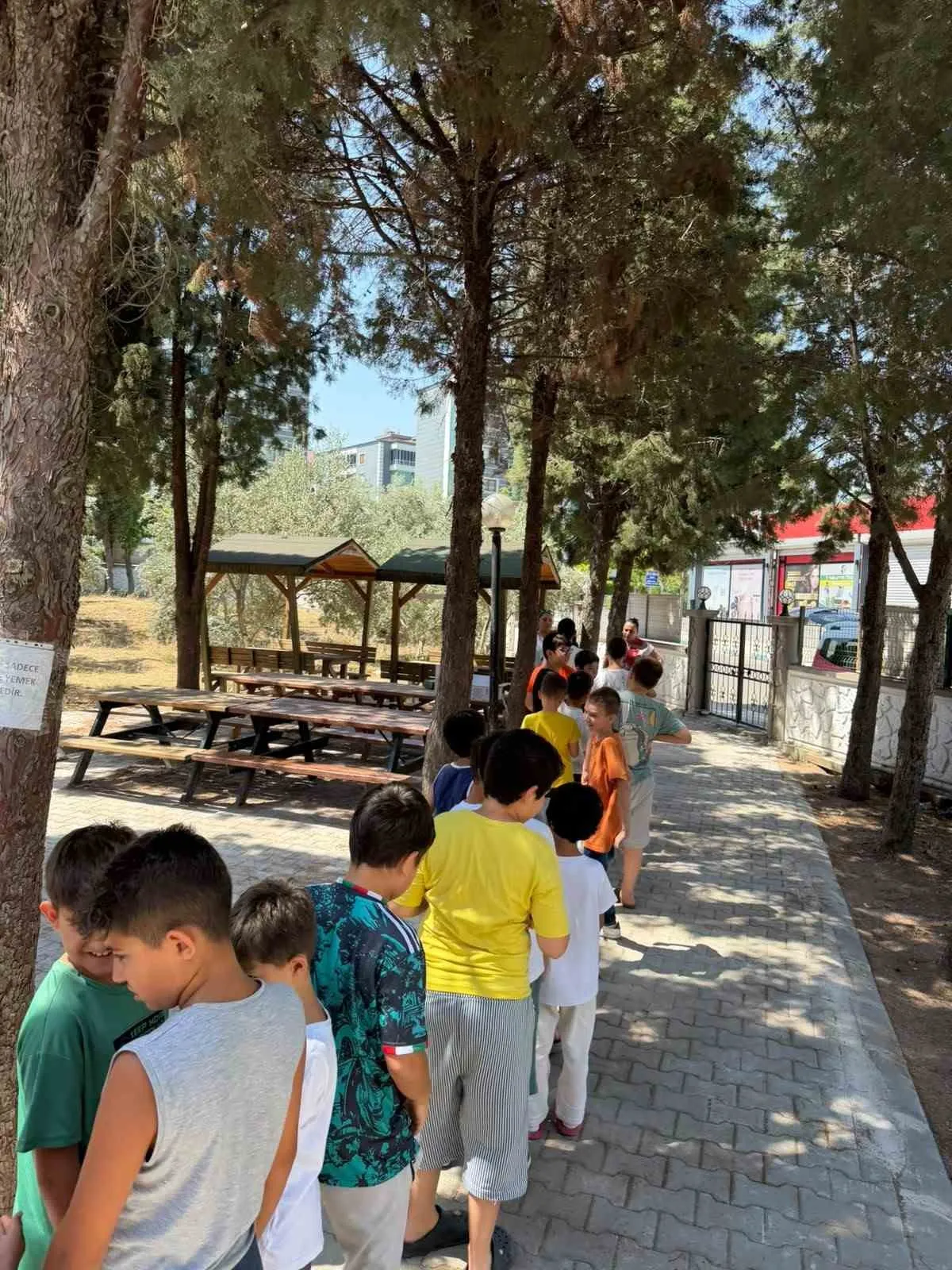 Minik öğrencilere başkan eliyle tatlı mola: Yunusemre'de kurslar şenlendi