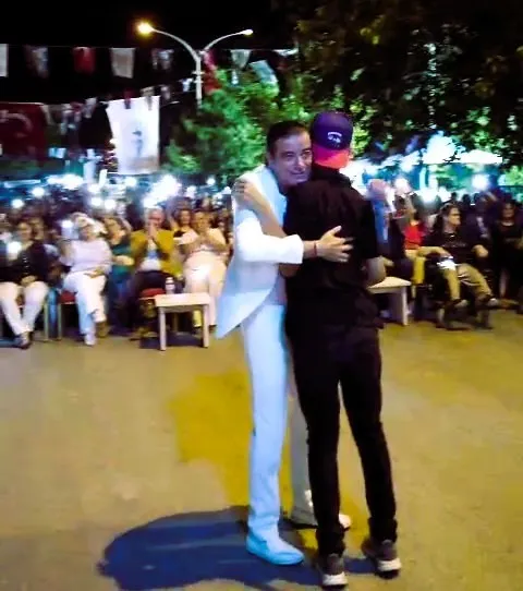 Sahneden inip gönüllere dokundu: Efe Güngör’ün örnek davranışı festivalin önüne geçti