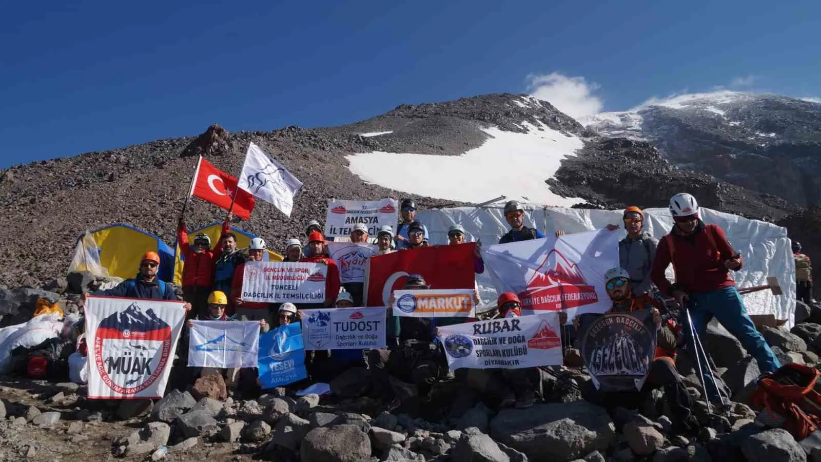 Demircili Dağcının 4 Bin 200 Metredeki Zafer Bayramı Coşkusu