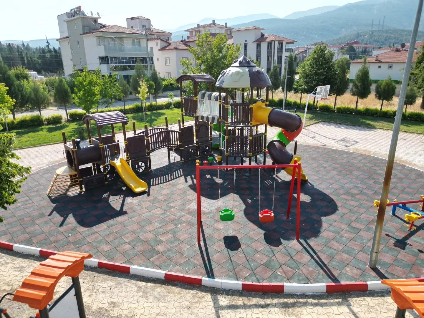 Tavas’ta çocukların neşesi yenilenen parklarda büyüyecek