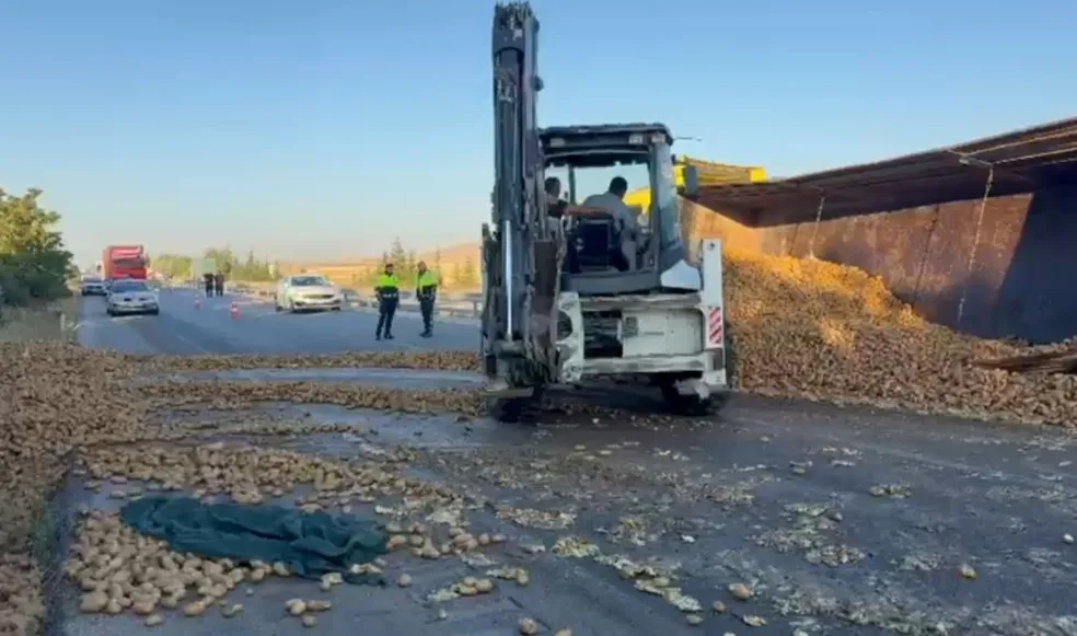 Emirdağ’da tır kazası: Tonlarca patates yola saçıldı