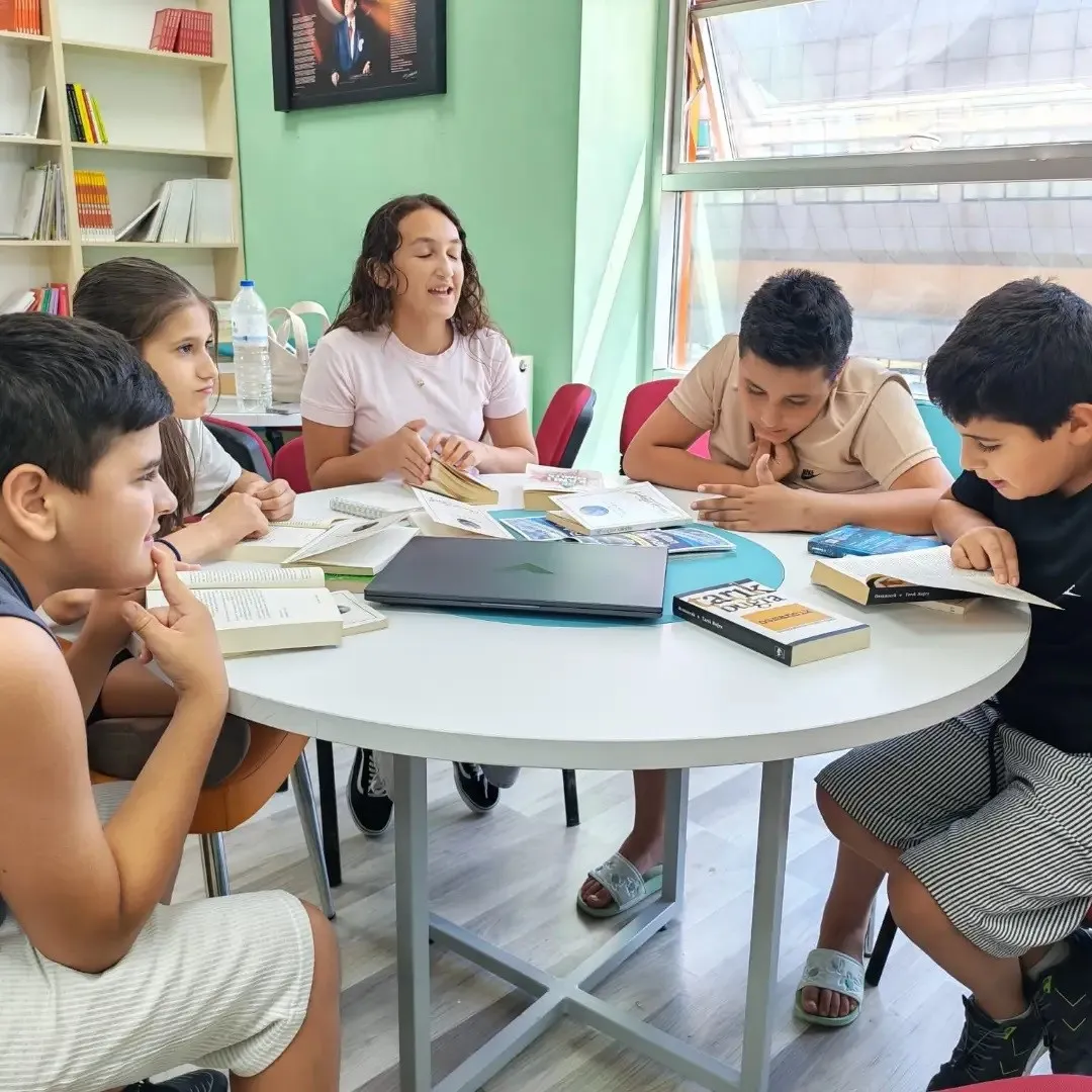 Menteşe'de yaz tatili kitaplarla renklendi: Minikler hem okuyor hem eğleniyor