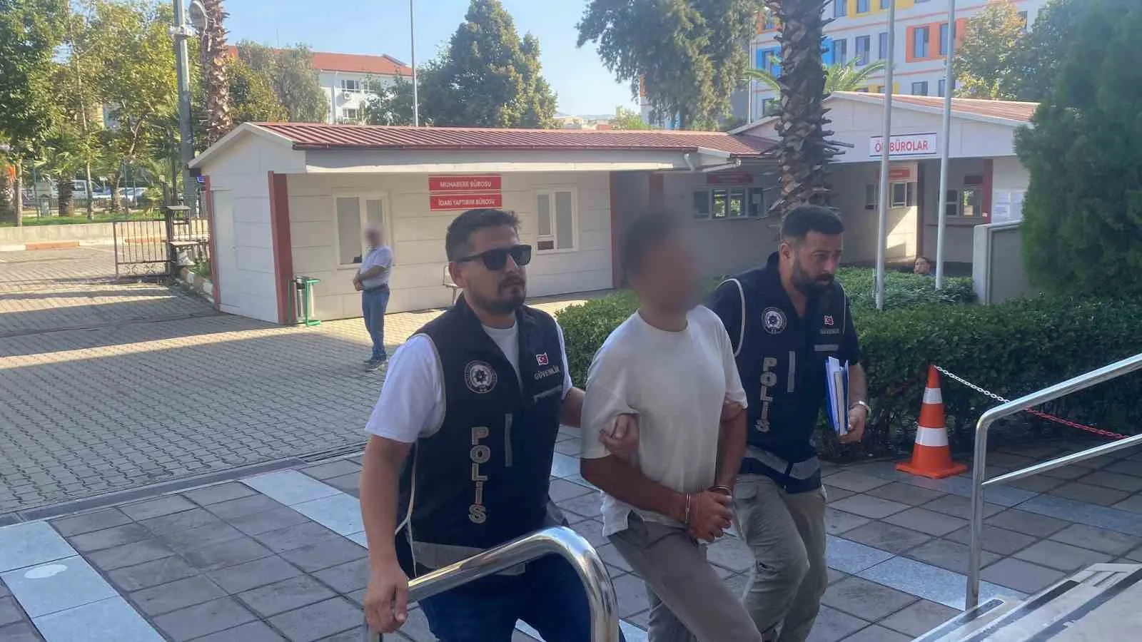 Nazilli'de Üst Geçide Asılan Hakaret İçerikli Maket Operasyonu: Şüpheli Tutuklandı