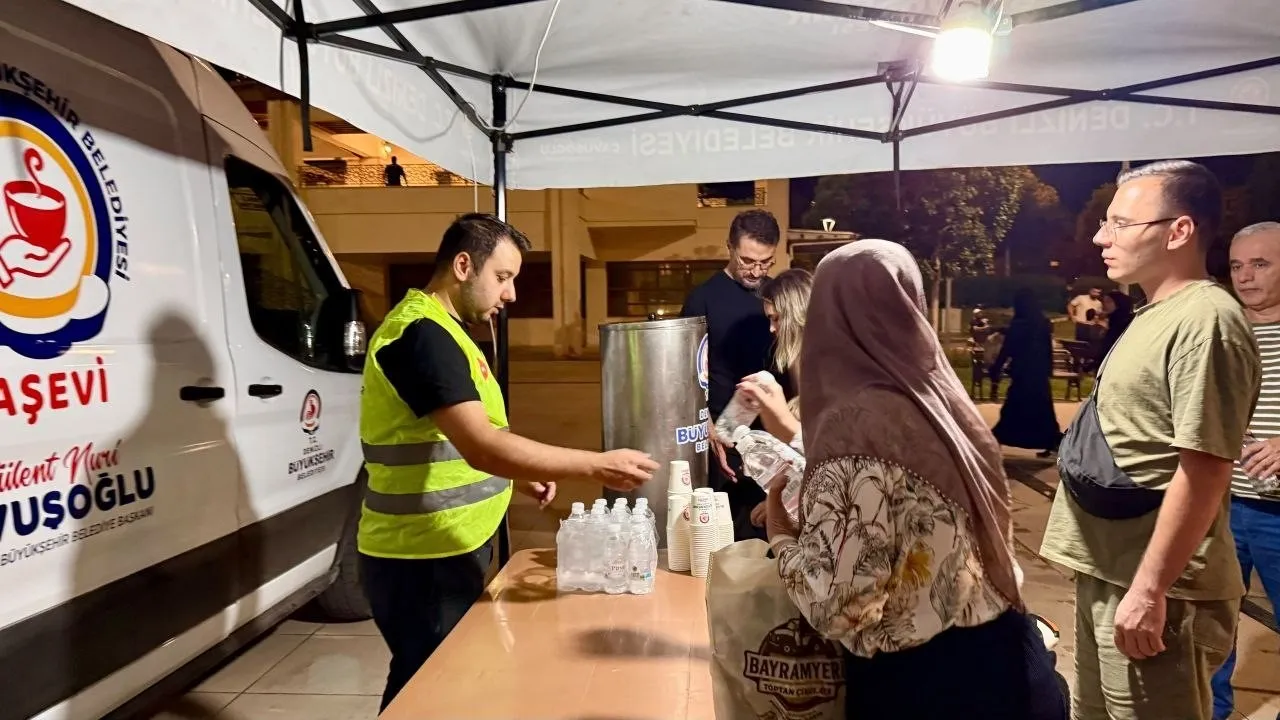 Denizli’de Kandil Gecesinde Gönül Köprüsü: Cami Çıkışına Manevi İkram