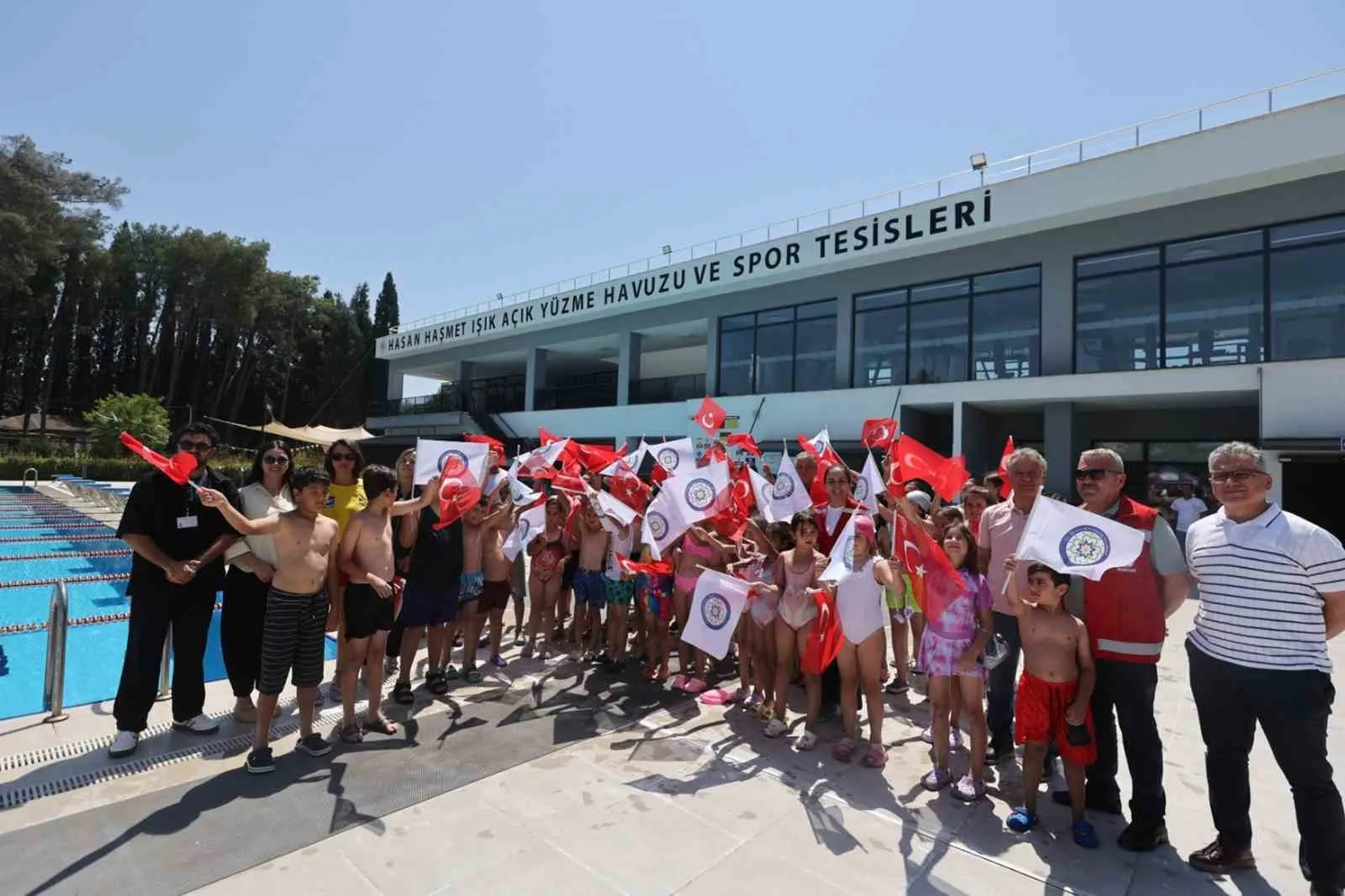 Muğla'nın miniklerine karne hediyesi havuzdan geldi: Kırsaldan gelenler ilk kez kulaç attı