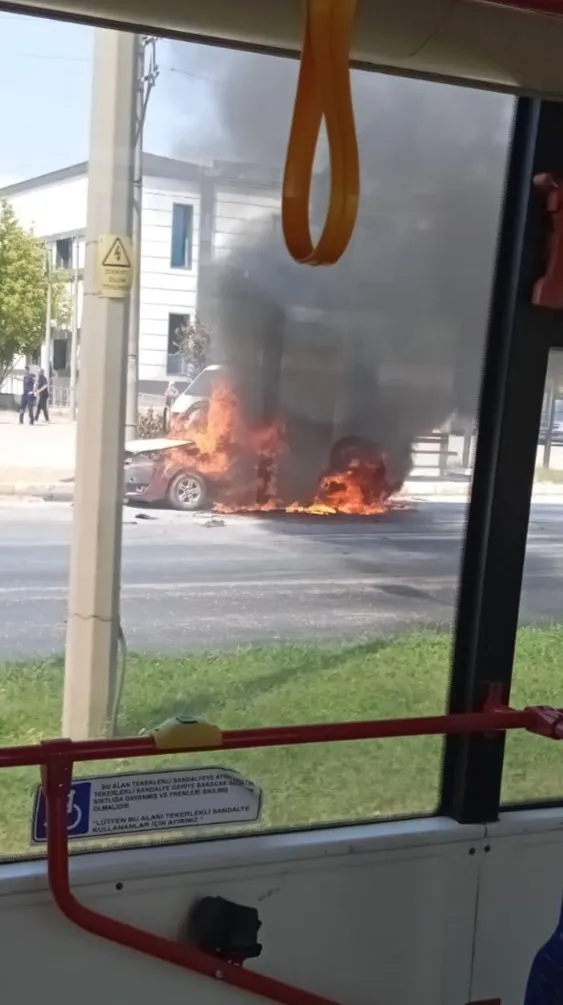 İzmir'de dehşet anları: Otomobil bir anda alevlere teslim oldu