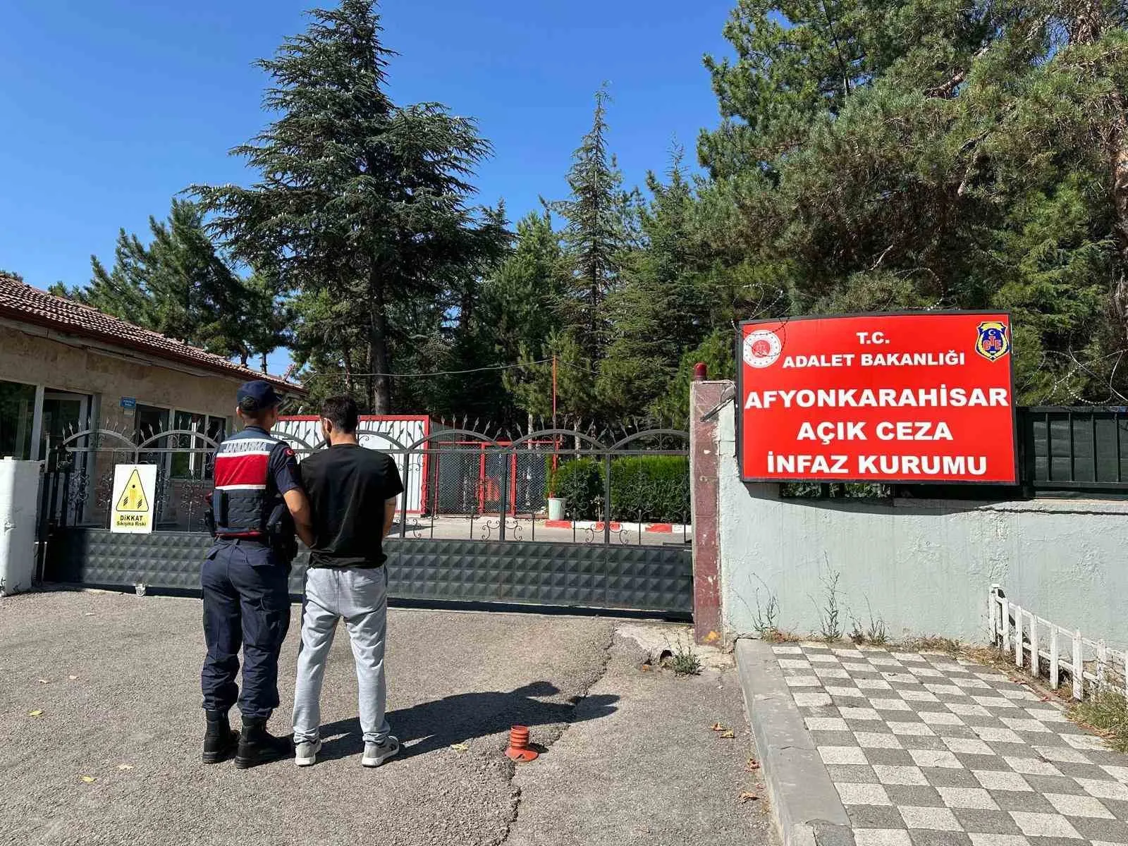 Afyonkarahisar'da huzur operasyonu: Aranan 27 kişi adaletin karşısına çıkarıldı