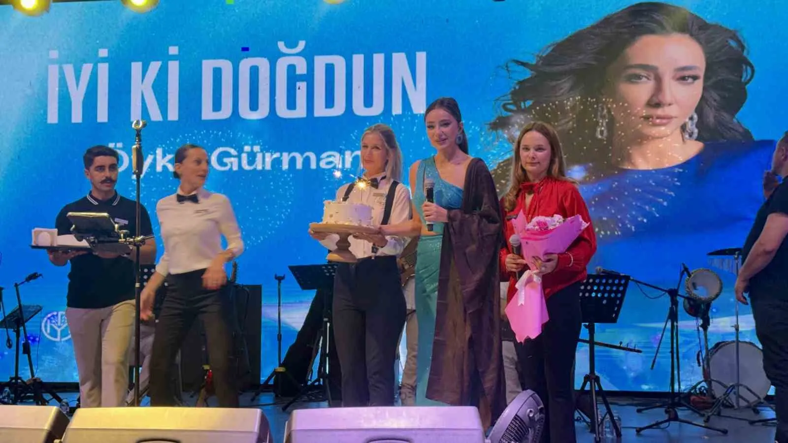 Bodrum’da Öykü Gürman fırtınası: Sahne ortasında gelen tatlı sürpriz