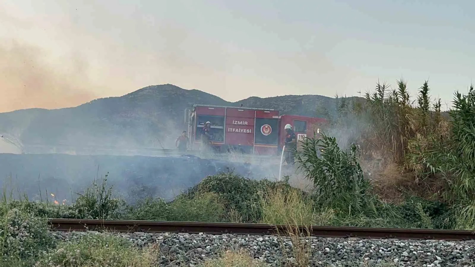 Bayındır'da çevre yolunda alarm: Alevlere karşı zamana karşı yarış