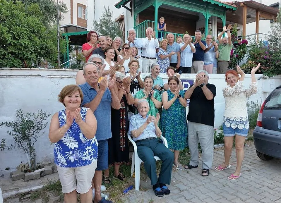 Bir asrı deviren Yusuf Çobanoğlu’na Yenifoça’da vefalı doğum günü kutlaması