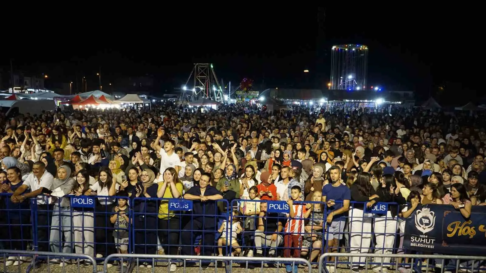 Şuhut’ta Zafer Haftası Coşkusu: Ayna Grubu’ndan Unutulmaz Bir Gece
