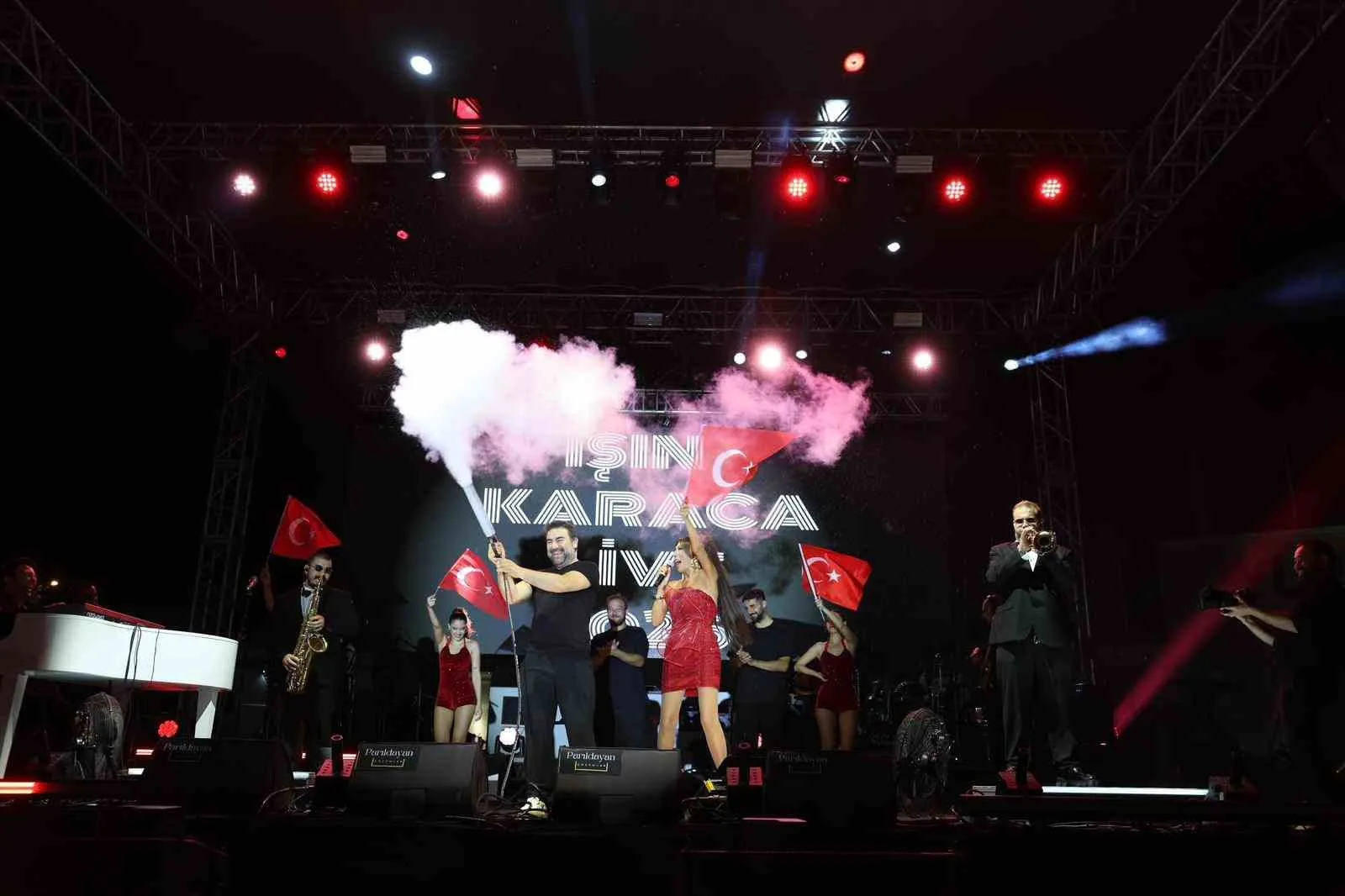** Zafer Ruhu Didim’de Aynı Anda Hem Meydanda Hem Sokaklarda Yaşandı