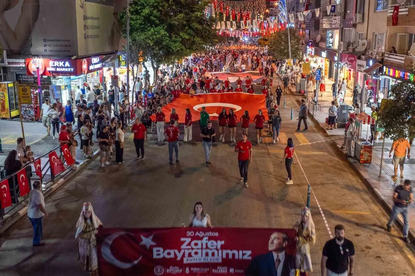 Hadise’nin Sesiyle Yükselen Zafer Türküsü Manisa’da Geceyi Aydınlattı