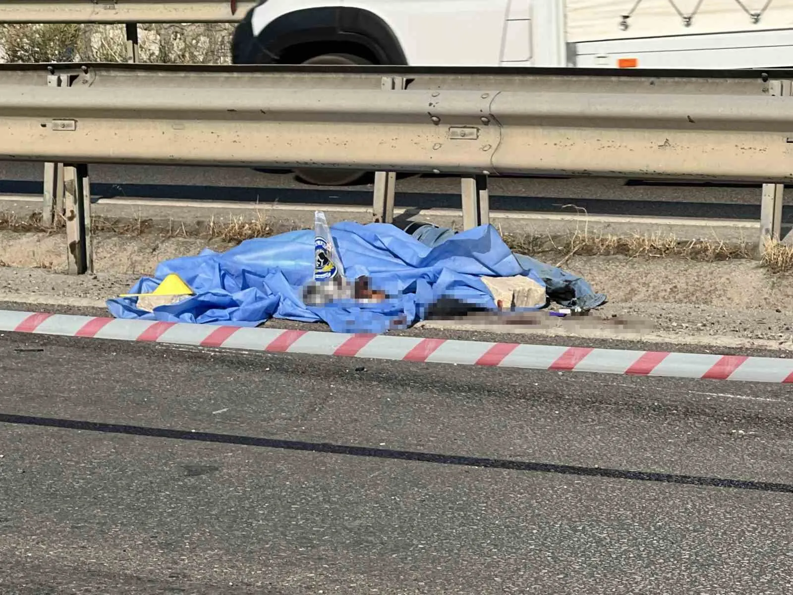 Manisa-İzmir karayolunda feci kaza: Bariyerlere çarpan sürücü olay yerinde yaşamını yitirdi