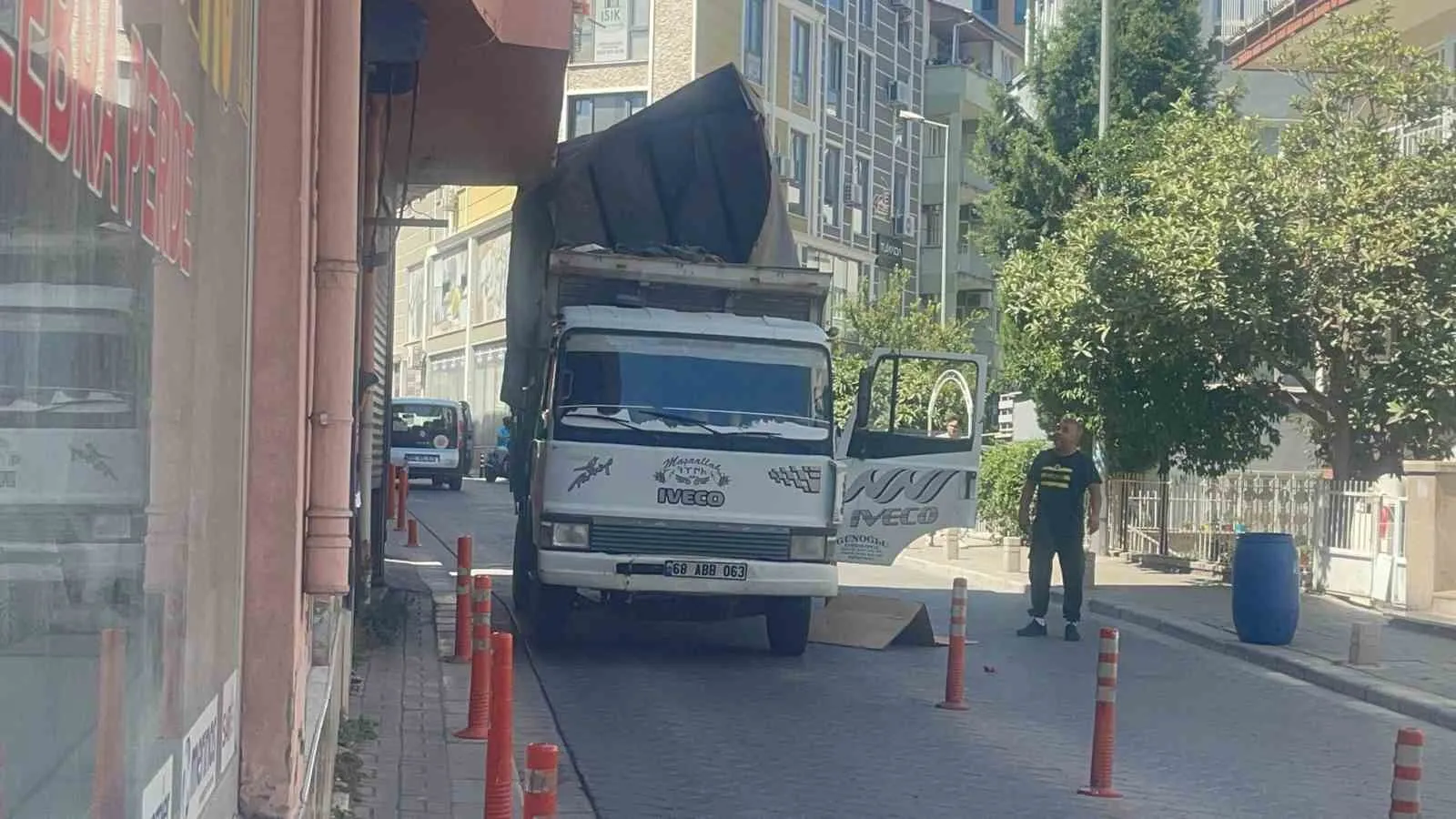 Dar Sokakta Şoförün Kabusu: Çıkıntılı Balkon Kamyonetin Kasasını Biçti