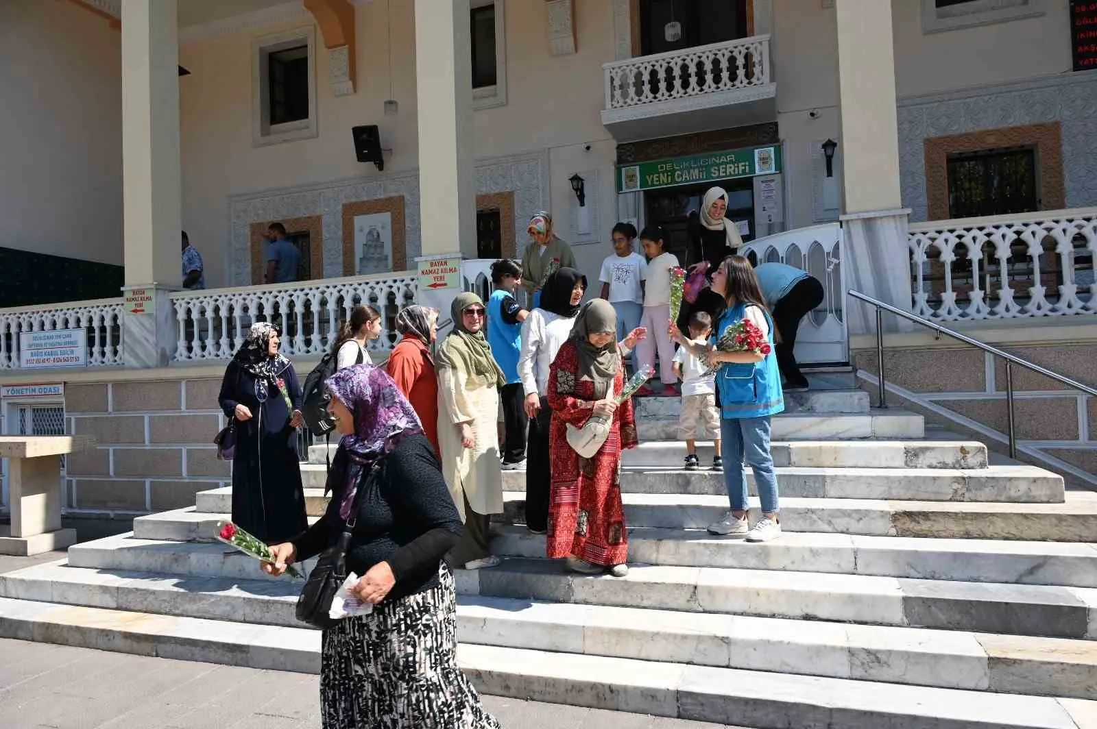Denizli'de Kandil Gecesinde Anlamlı Sembol: 571 Gül Sevgiyle Buluştu
