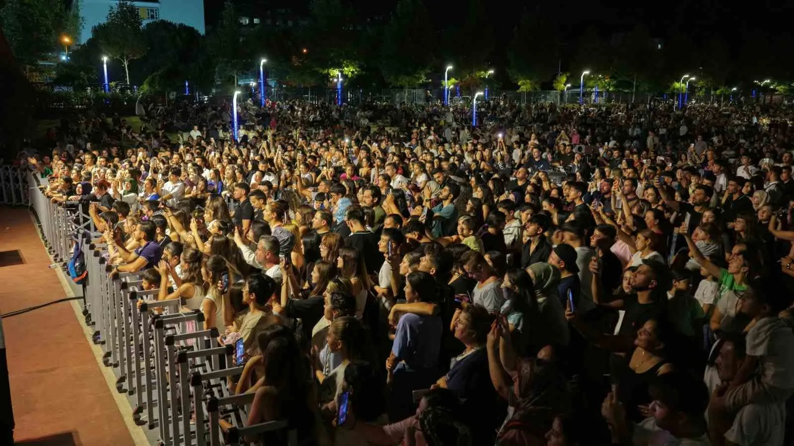 Aydın’da Yaz Akşamı Coşkusu: Bilal Sonses, Hayranlarıyla Mimar Sinan Parkı’nda Kucaklaştı