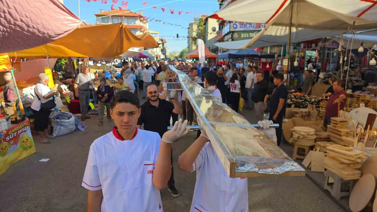 Karacasu’da 37. Festivalde Gelenek Büyüdü: 14 Metre 70 Santimlik Pide Görücüye Çıktı