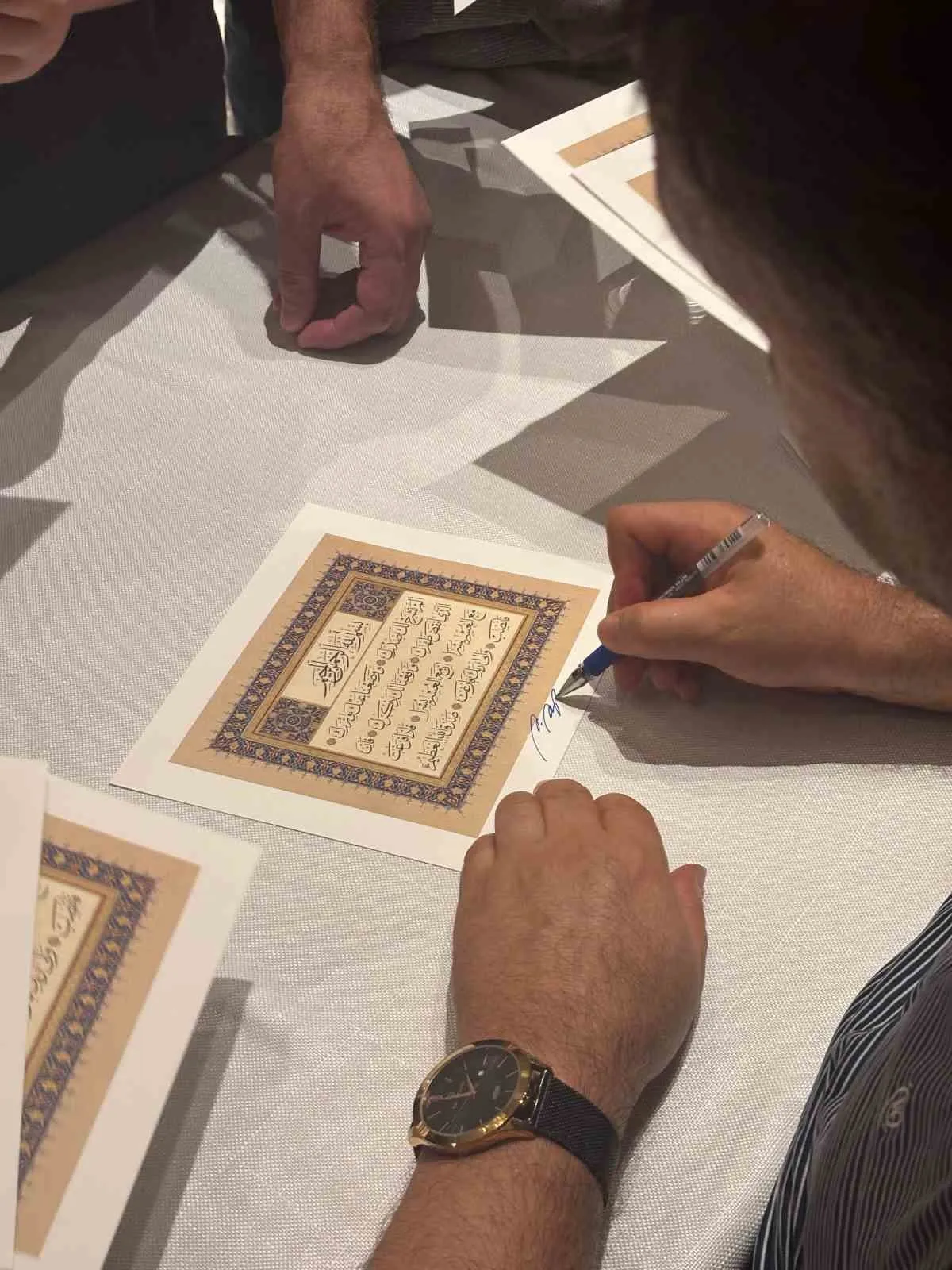 Marmaris’te Sanat Rüzgarı: Usta Hattat Özkafa, Doğanın Kalbinde Eserleriyle Buluştu