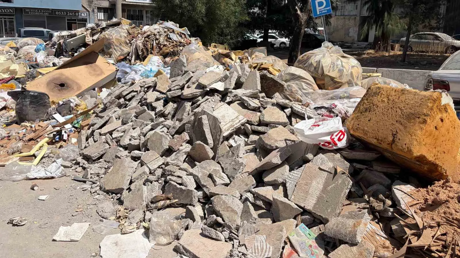 ** Buca’da Seyhan Mahallesi’nin çilesi bitmiyor: Çöplerle birlikte moloz tehlikesi de büyüyor