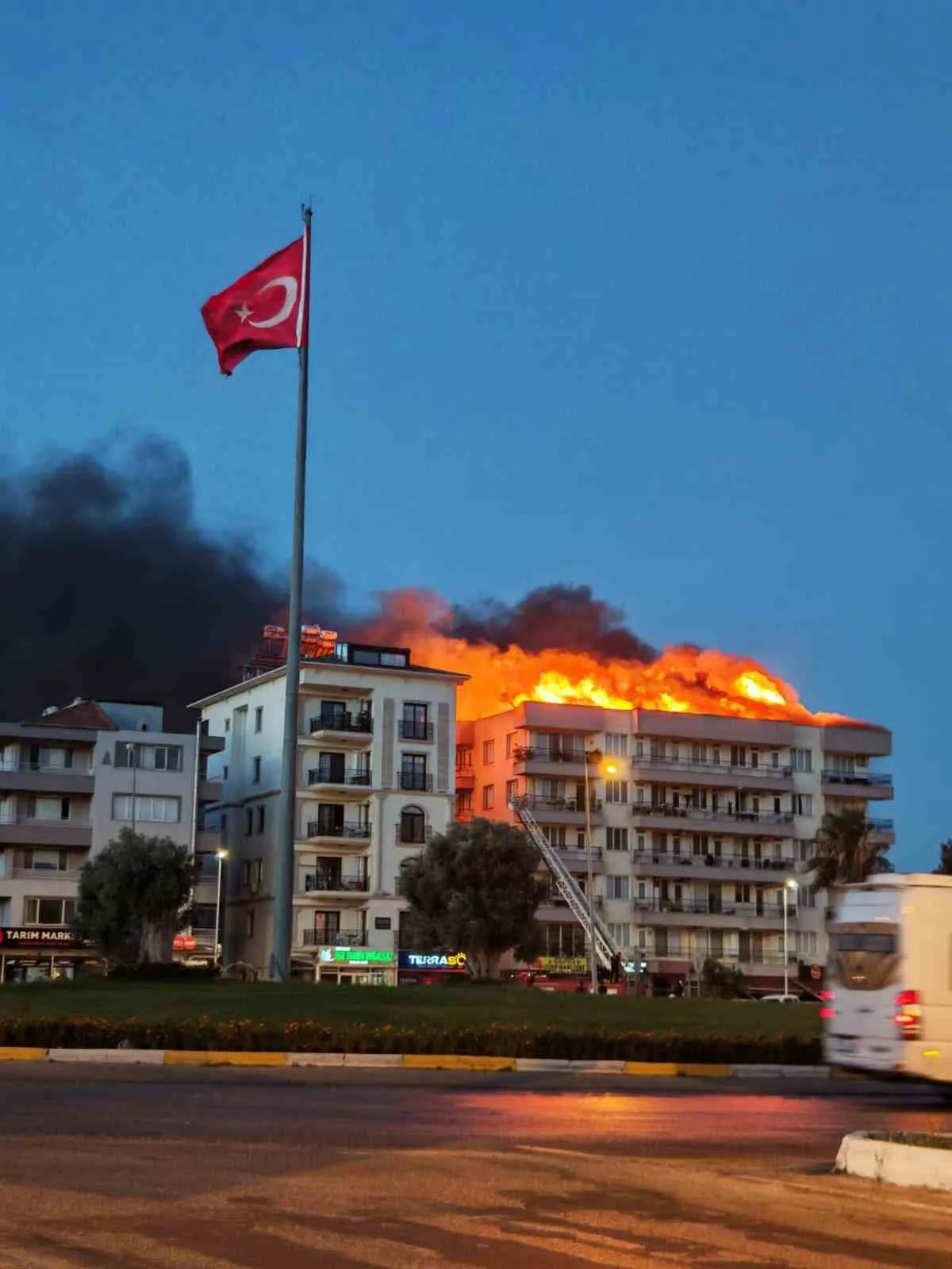 Milas’ta Çatı Katında Alevlere Müdahale: Sıçrama Önlendi