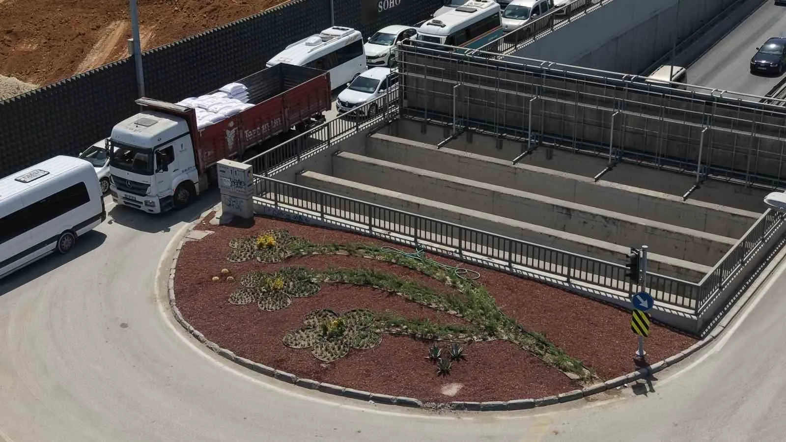 Gaziemir’in çehresi değişti: ESBAŞ Kavşağı’nda doğa dostu dokunuş