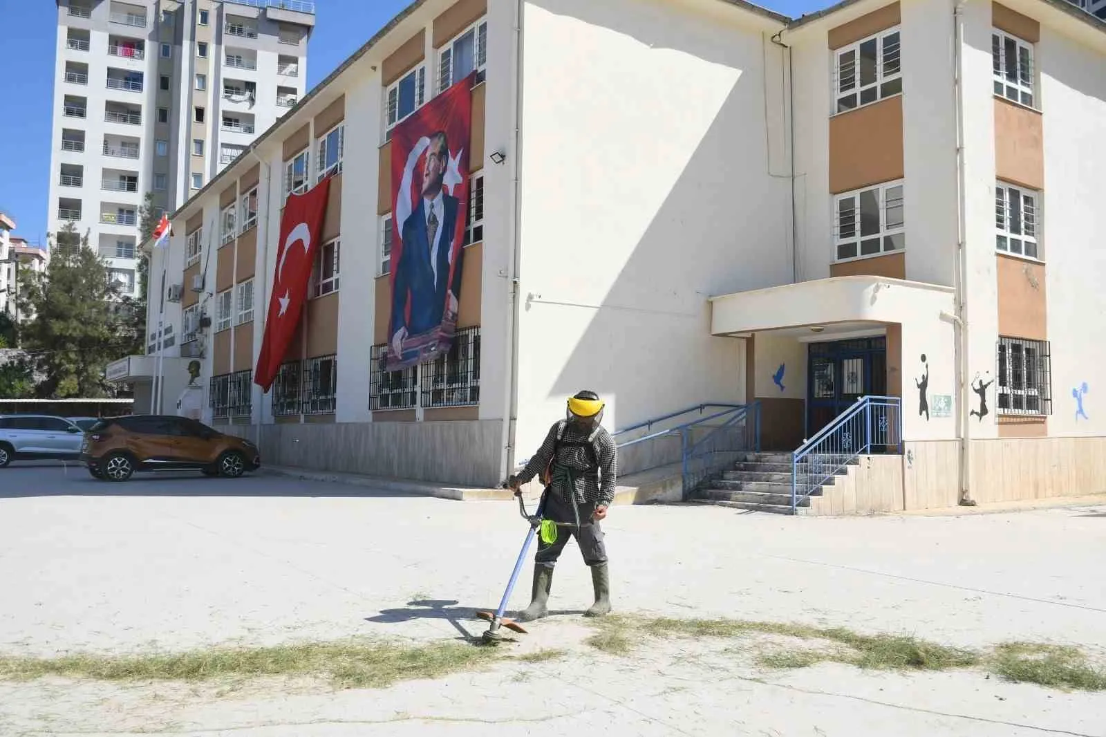 Kuşadası'nda Okul Bahçeleri İçin Kapsamlı Bakım Seferberliği