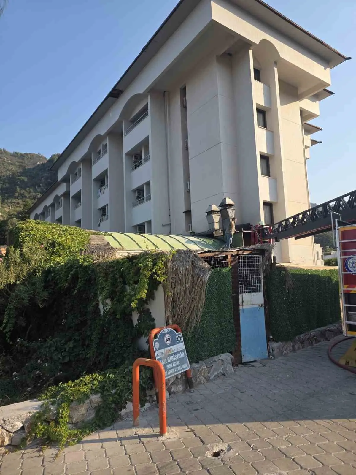 Marmaris'te Otel Bacasında Alev Alarmı
