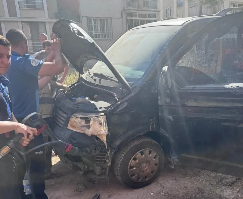 Denizli'de hurdacı ihmali az kalsın faciaya yol açıyordu: Park halindeki araç alevlere teslim oldu