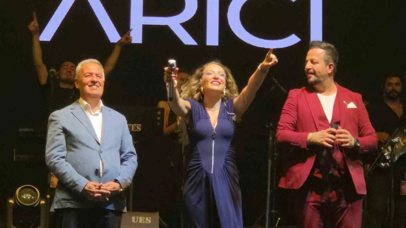 Buharkent’in yeni fahri hemşehrisi Alişan: İncir festivalinde unutulmaz final