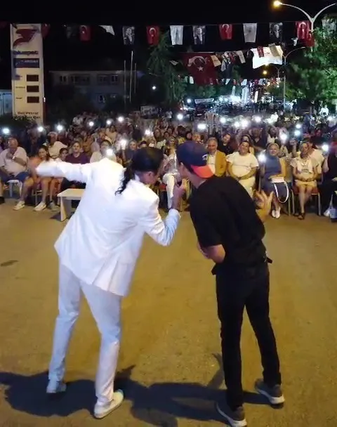 Sahneden inip gönüllere dokundu: Efe Güngör’ün örnek davranışı festivalin önüne geçti