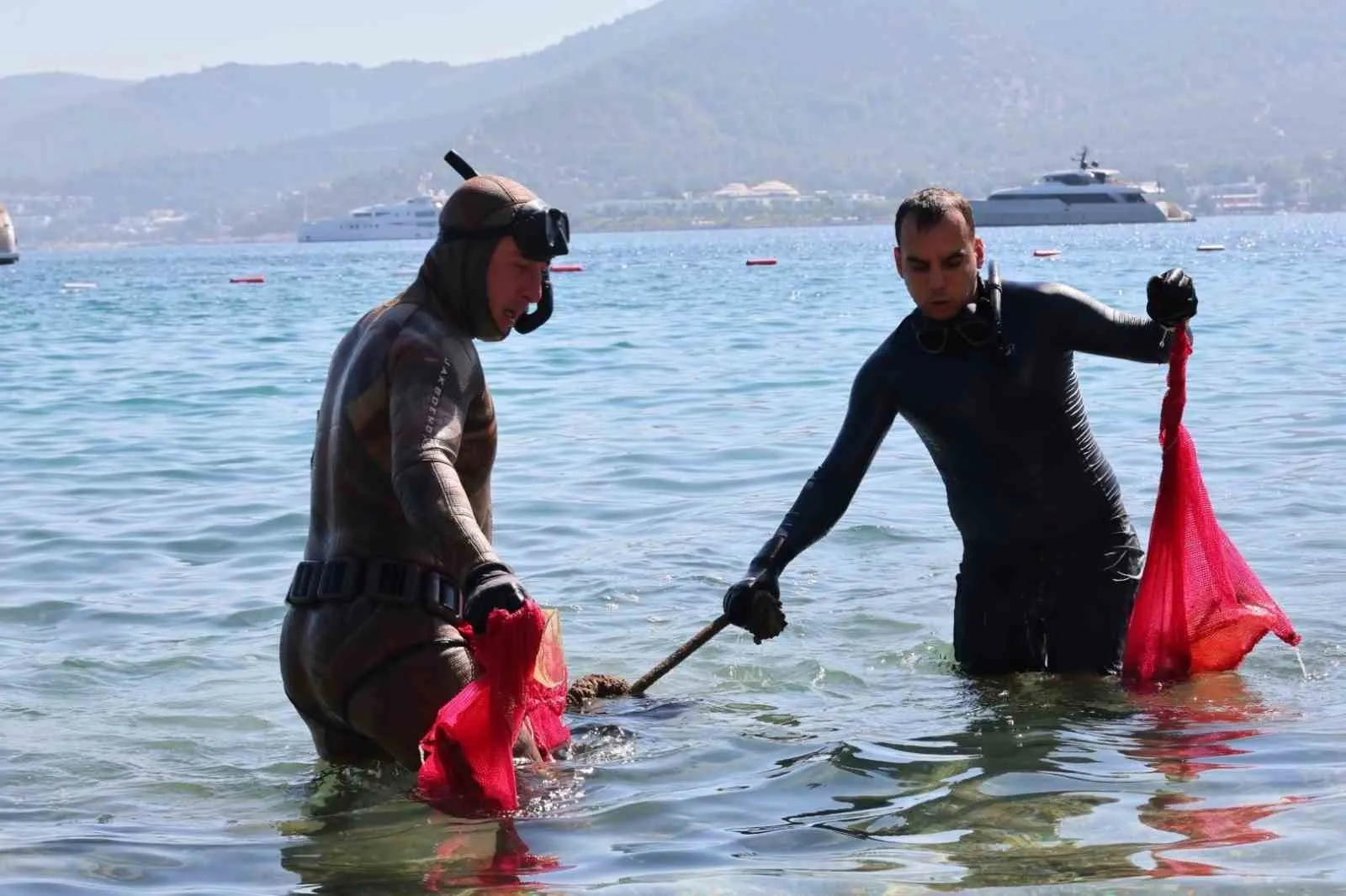 Torba Sahili’nin Derinliklerinde 75 Kiloluk Kirlilik: Dalgıçlar Cam, Plastik ve Metal Topladı