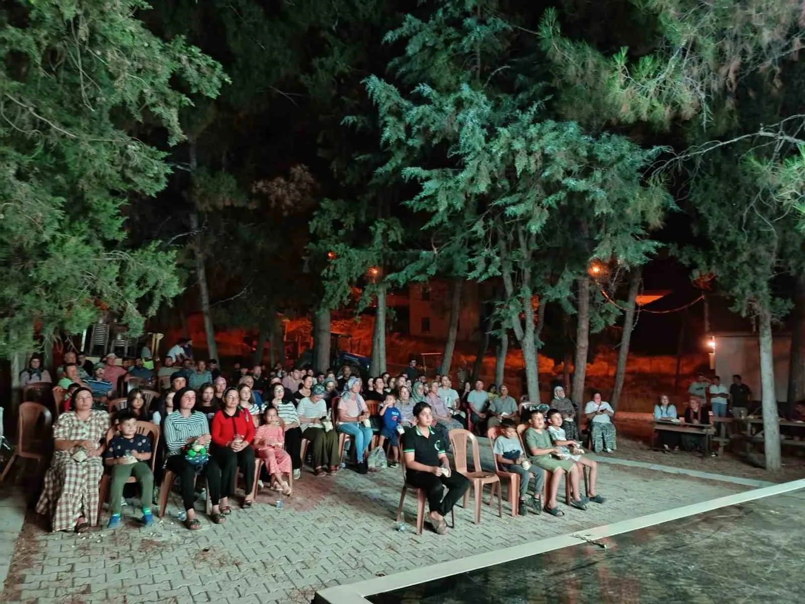Çivril’de nostalji rüzgarı: Köy meydanları sinema salonuna dönüştü