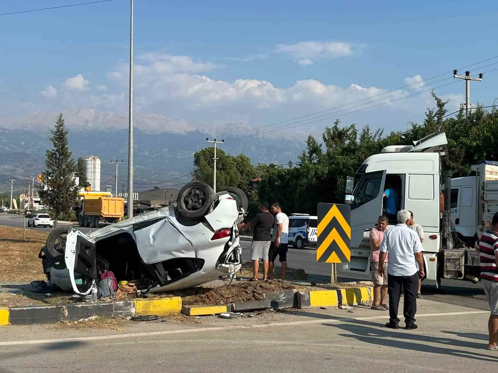 Seydikemer’de Kavşakta Feci Çarpışma: Otomobildekiler Hastanelik Oldu