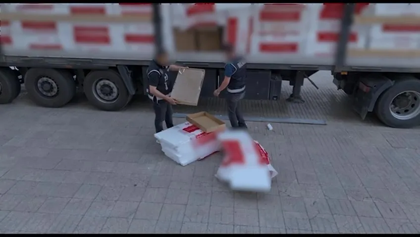 Denizli'de kaçakçılık operasyonu: İzolasyon malzemelerinin arkasına saklanmış milyonlarca makaron bulundu
