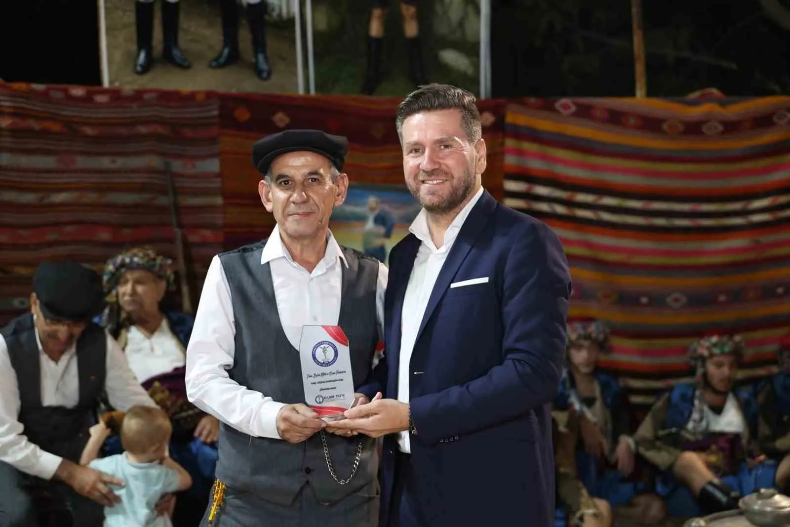 Tavas’ta efelerin gurur gecesi: Zeybek ateşi meydanı ısıttı