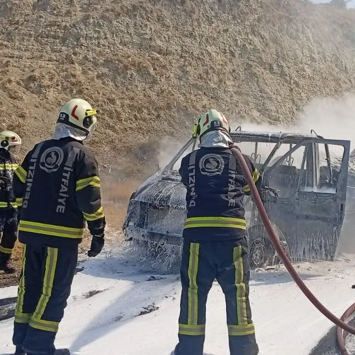 Sarayköy'de Sürücünün Soğukkanlılığı Faciayı Önledi: Kamyonet Alevlere Yenik Düştü