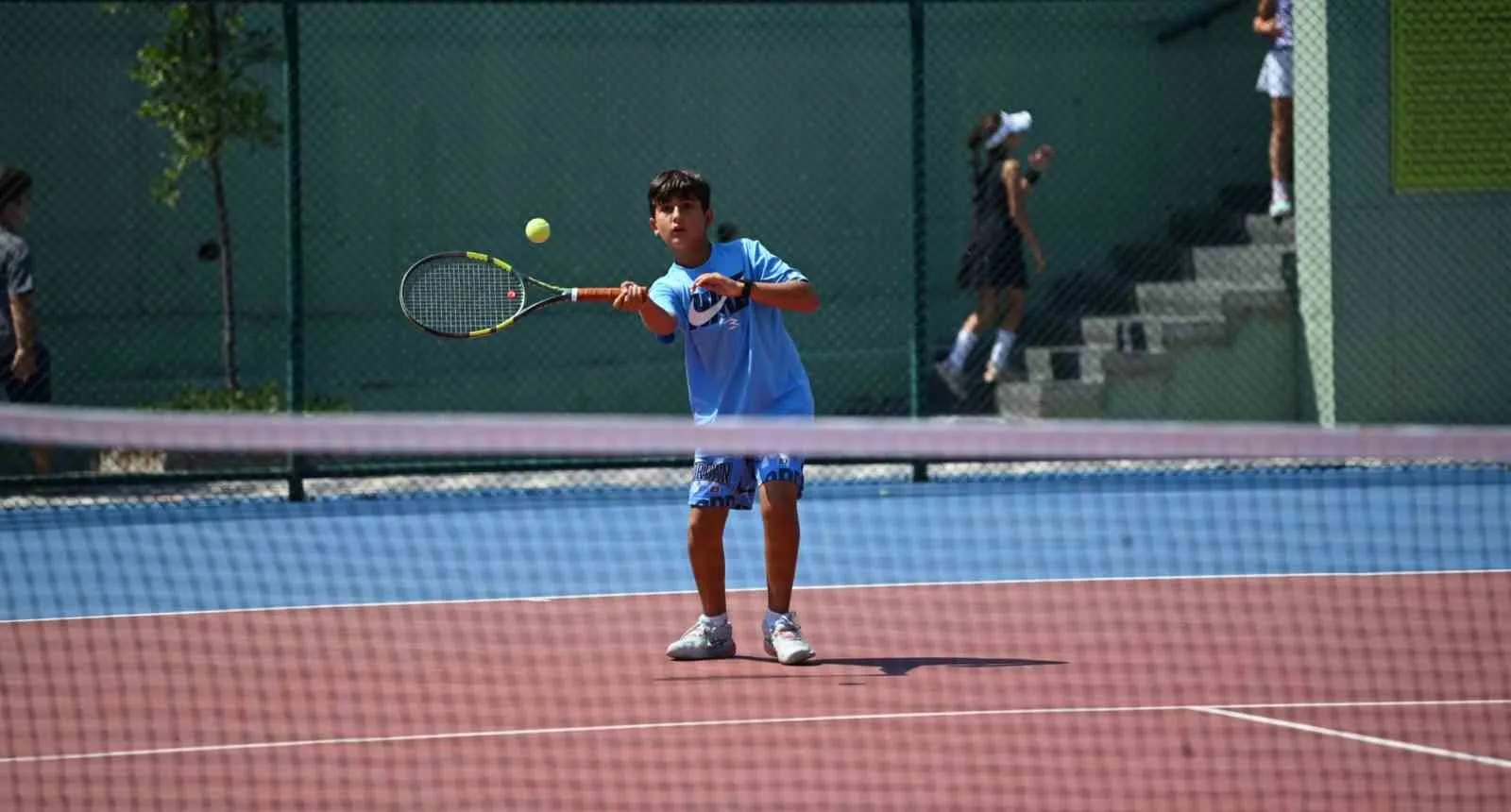 Minik raketlerin Kuşadası çıkarması: Kortlarda 191 sporcu ter döküyor