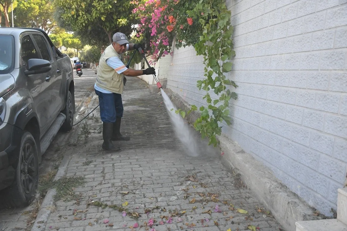 Turist akınına uğrayan Kuşadası’nda temizlik seferberliği: 7/24 mesai