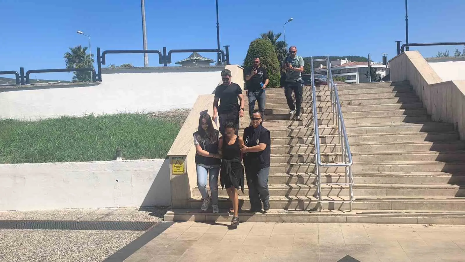 Menteşe'de bayrağa çirkin saldırı: Şüpheli kadın hakim karşısına çıkarılıyor