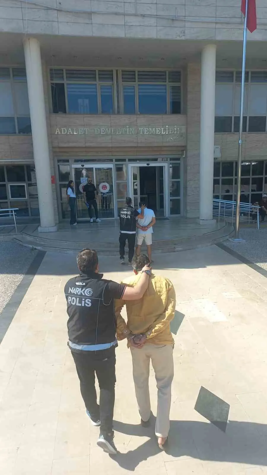 Menteşe’de Narkotik Operasyonu: Ters Yöne Kaçan Motosikletlinin Gözcülük Yaptığı Araçta Uyuşturucu Çıktı