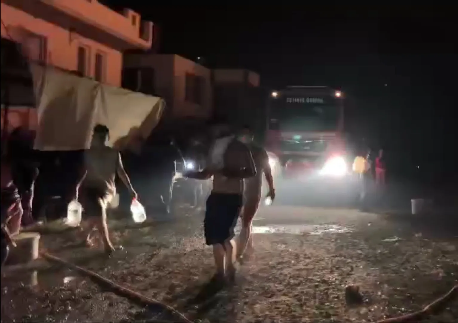 Fethiye’de Gece Seferberliği: Evlerini Korumak İçin Kova Kova Su Taşıdılar