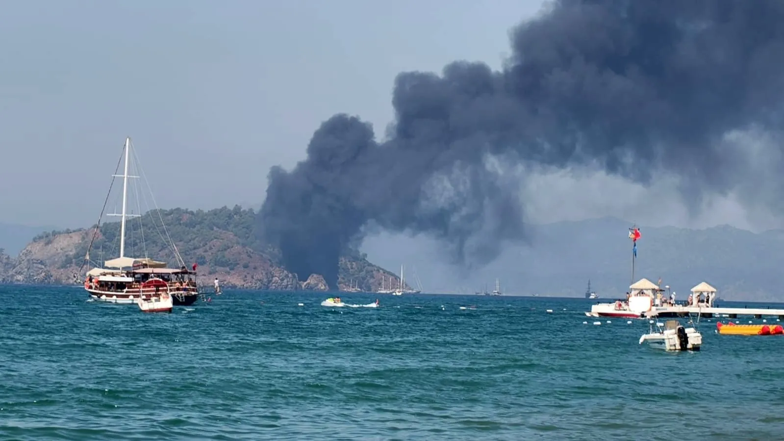 Fethiye açıklarında dehşet anları: Alevlere teslim olan tekneden denize atladılar